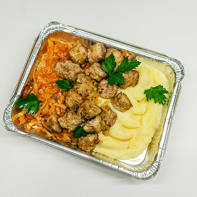 КОЛБАСКИ ПО-ДОМАШНЕМУ С КАРТОФЕЛЬНЫМ ПЮРЕ И ТОМЛЕНОЙ КАПУСТОЙ